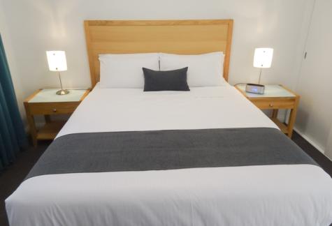 Queen room  - Fawkner Executive Suites and Serviced Apartments