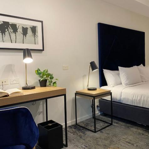Brady - Flinders Street - Desk & Bed
 - Brady Apartment Hotel Flinders Street
