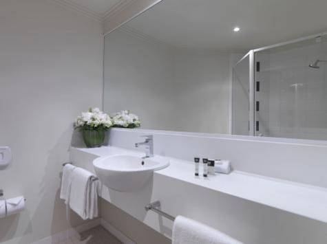 Guest Room - Queen Bed - Travelodge Southbank Melbourne