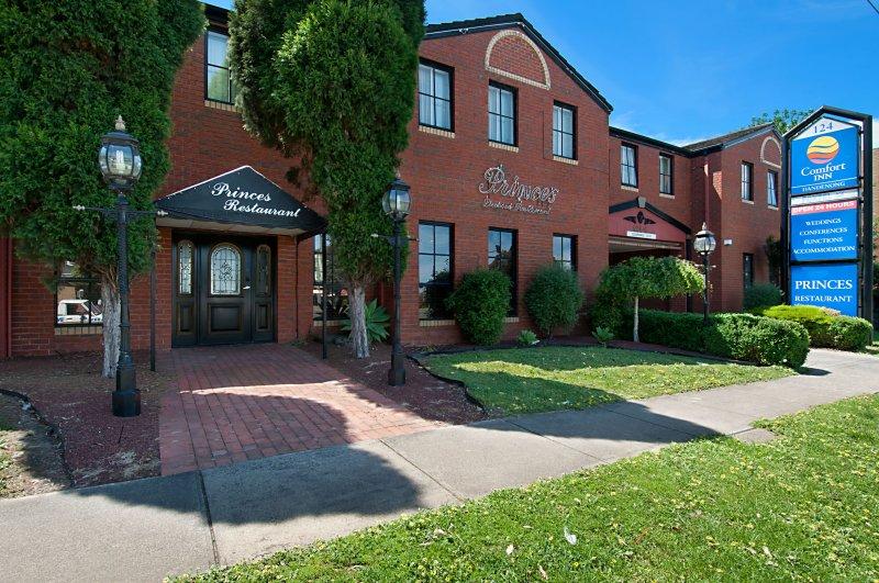 Front View - Comfort Inn Dandenong