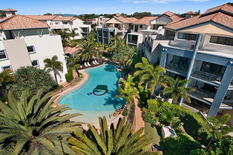 Large lagoon style pool - Sandcastles on the Broadwater