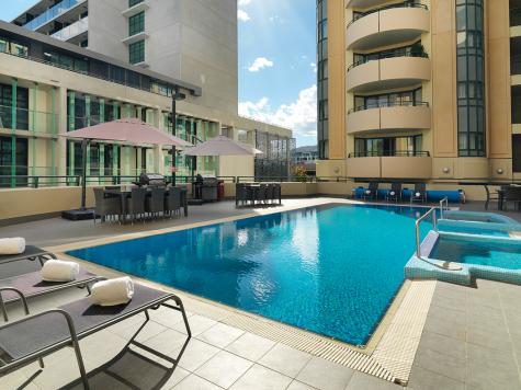 Outdoor Pool - Adina Serviced Apartments Canberra James Court