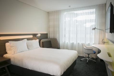 Queen Room - Holiday Inn Express Macquarie Park