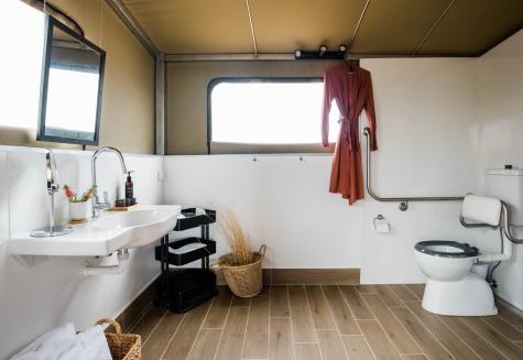 Mulga - Accessible bathroom
 - Mitchell Grass Retreat Longreach
