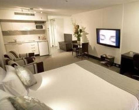 St Ives Motel and Apartments
 - St Ives Motel & Apartments